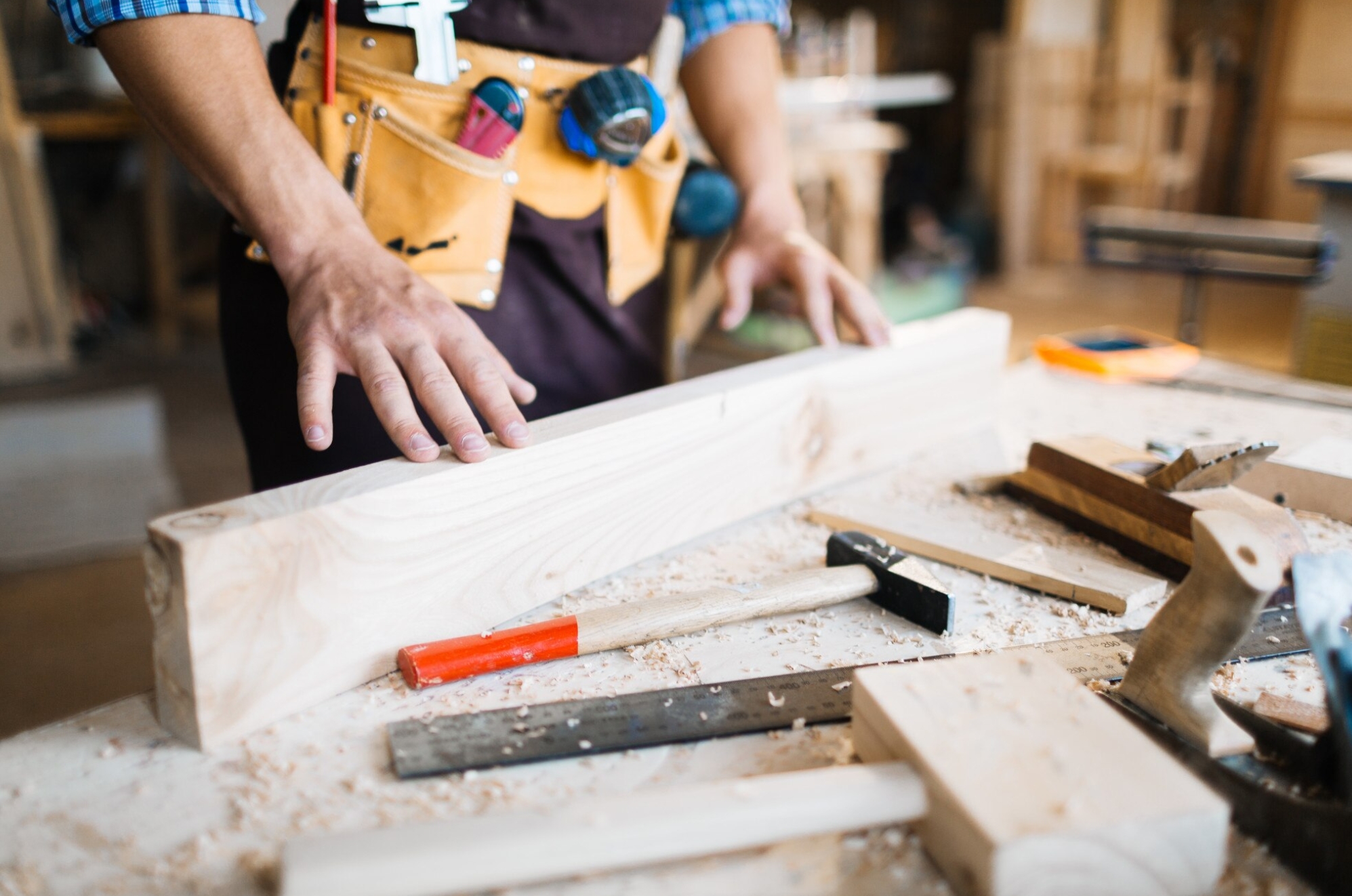 Imagen Carpintero y Herramientas para el Apartado de Carpintería para Multiservicios Fortes en motril (Granada)