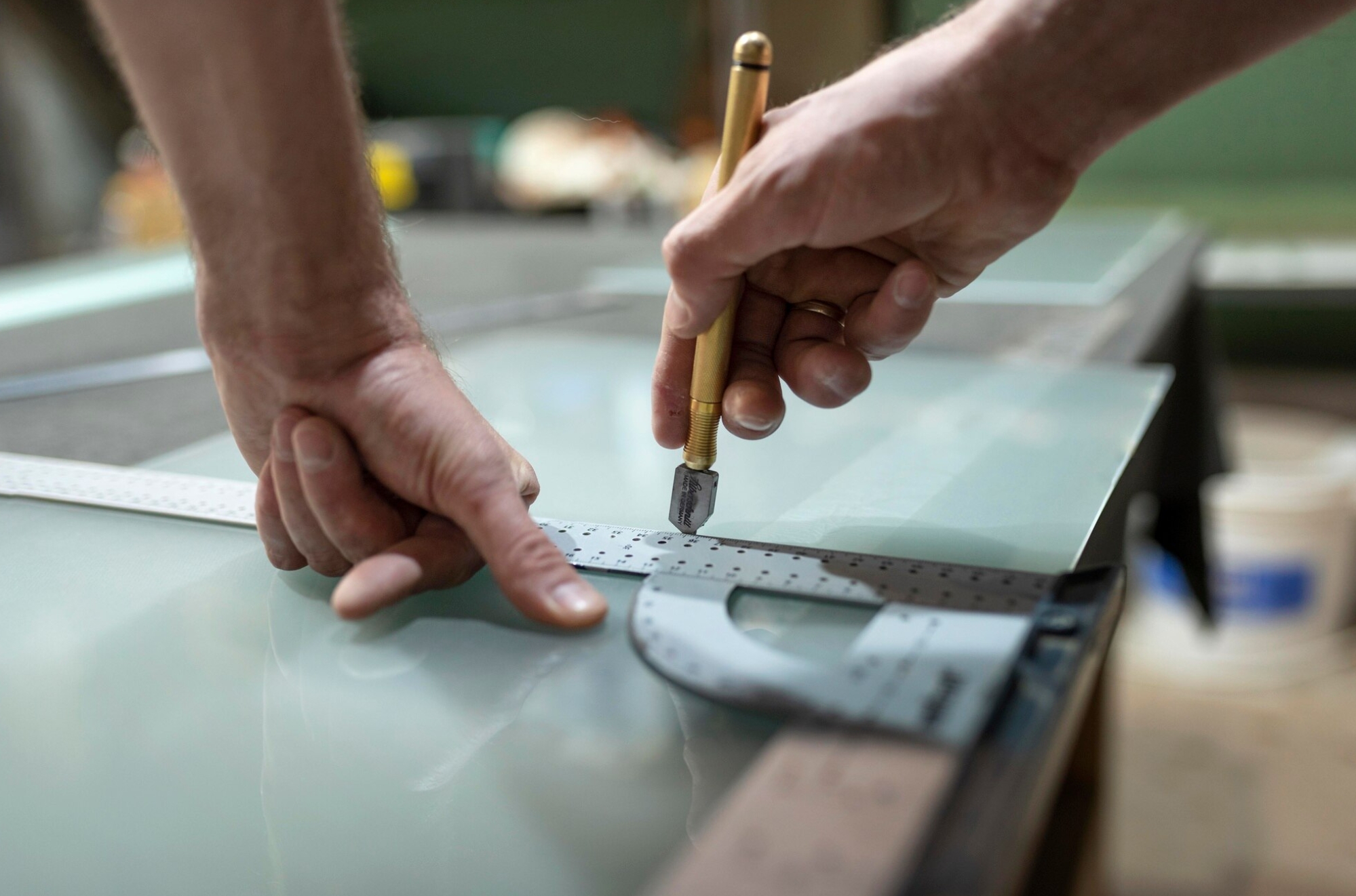 Imagen Cortando Cristal para el Apartado de Cristaleria Multiservicios Fortes en motril (Granada)