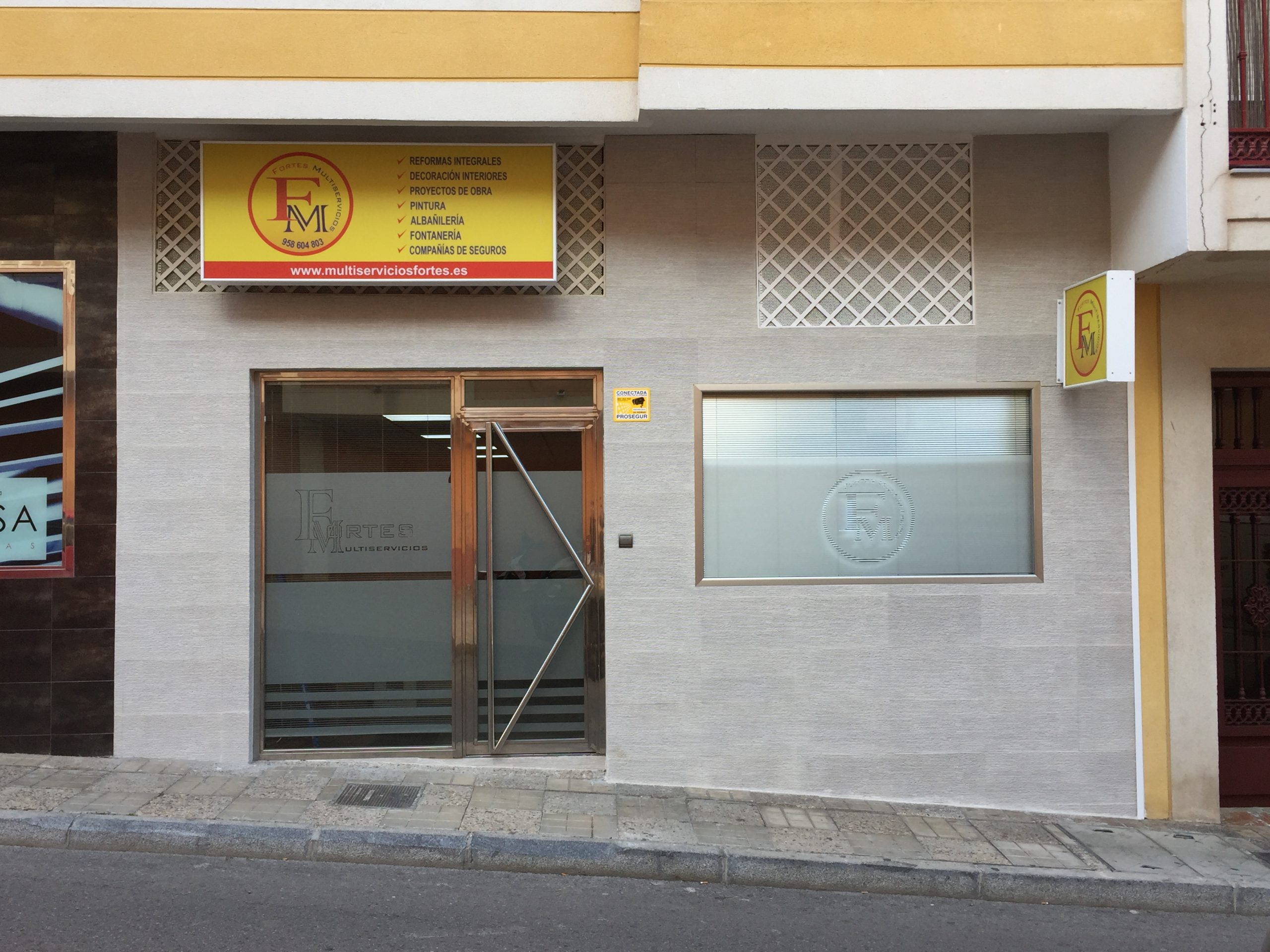 Fachada Multiservicios Fortes en Motril (Granada)