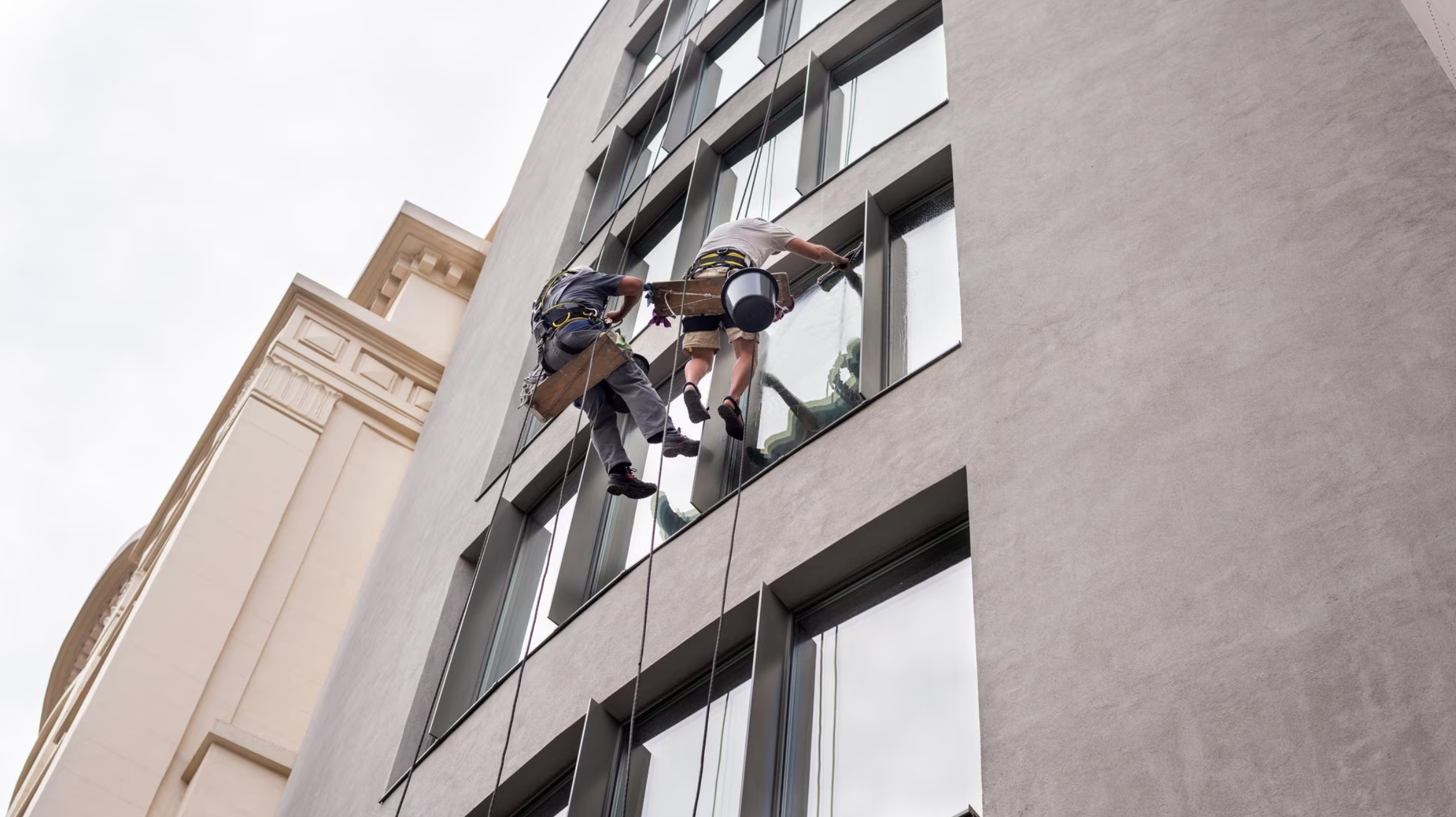 Imagen de hobres con Arneses para el Apartado de Trabajos Verticales Multiservicios Fortes en motril (Granada)